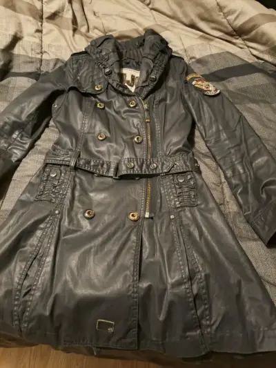 Abrigo de cuero negro con capucha y detalles dorados - miniatura 1