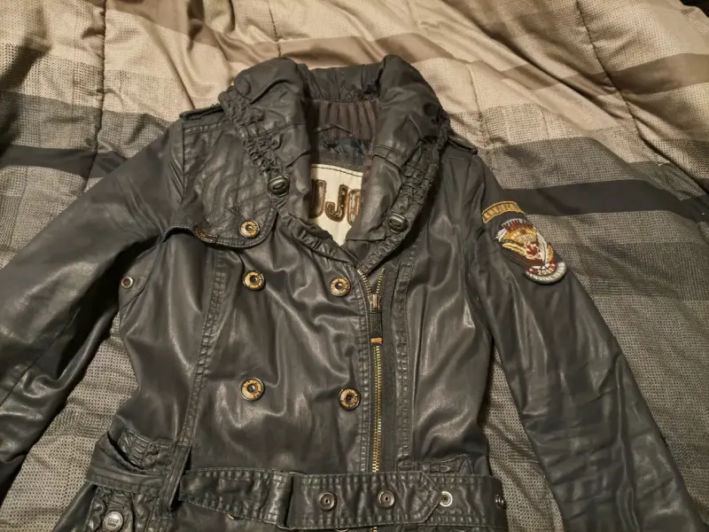 Abrigo de cuero negro con capucha y detalles dorados - 2