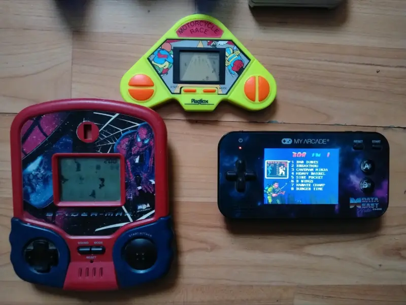 Consolas portátiles retro en buen estado - 2