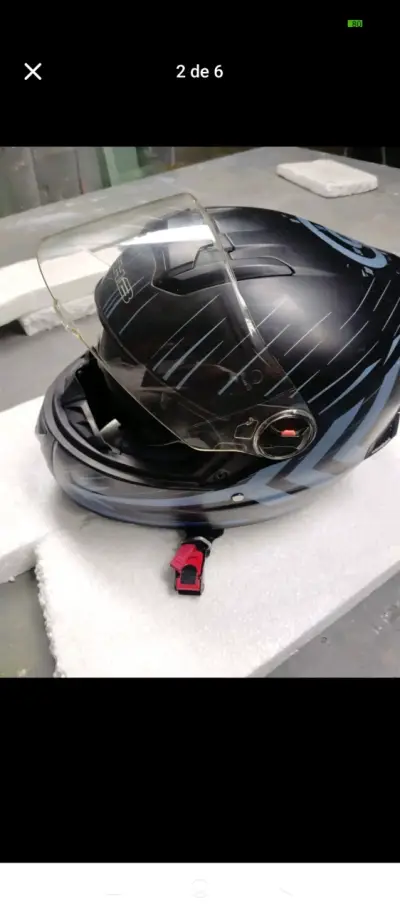 Casco de moto GHB negro con diseño moderno - miniatura 1