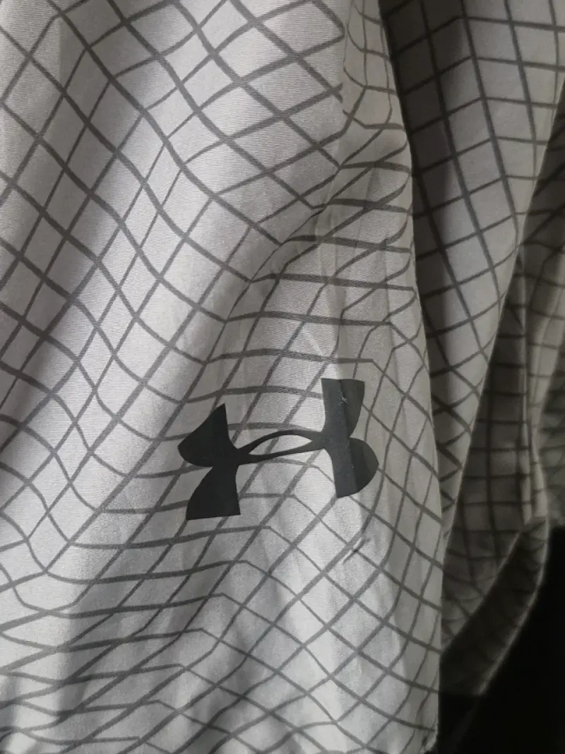 Chaqueta cortaviento Under Armour gris y negra - 2