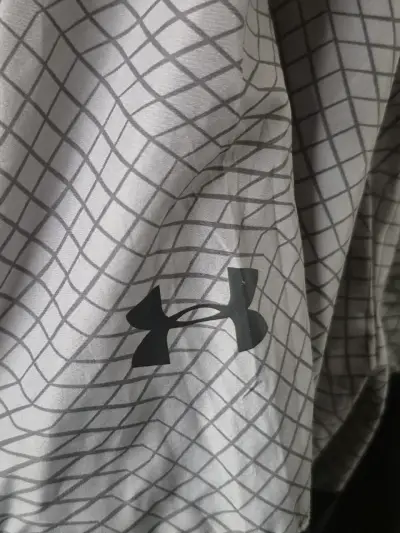 Chaqueta cortaviento Under Armour gris y negra - miniatura 2