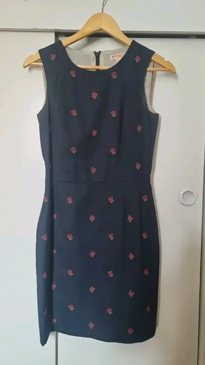 Vestido azul con bordado de rosas
