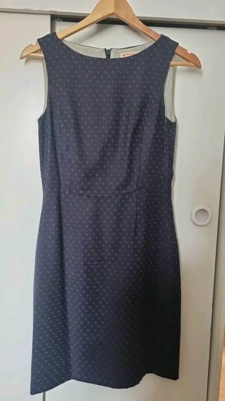 Vestido azul sin mangas con diseño de puntos