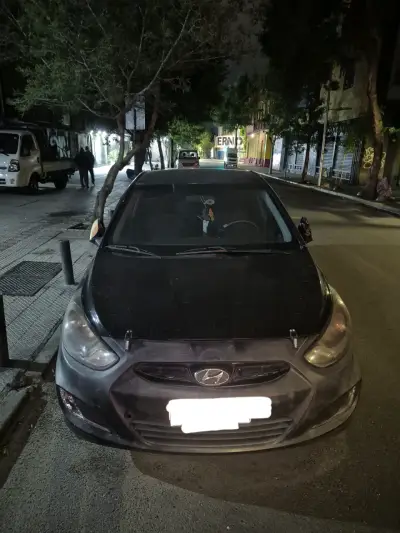Auto Hyundai negro en buen estado - miniatura 1
