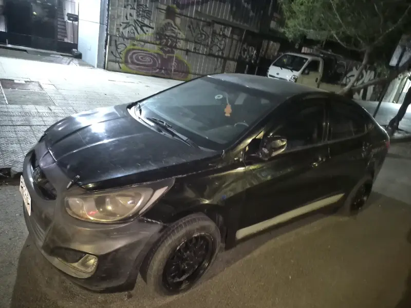 Auto Hyundai negro en buen estado - 2