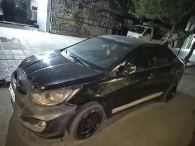 Auto Hyundai negro en buen estado - miniatura 2
