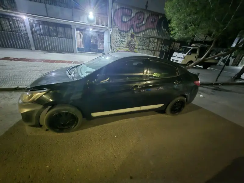 Auto Hyundai negro en buen estado - 3