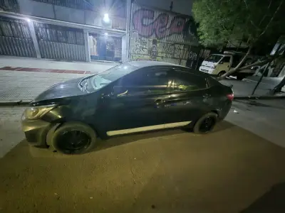 Auto Hyundai negro en buen estado - miniatura 3