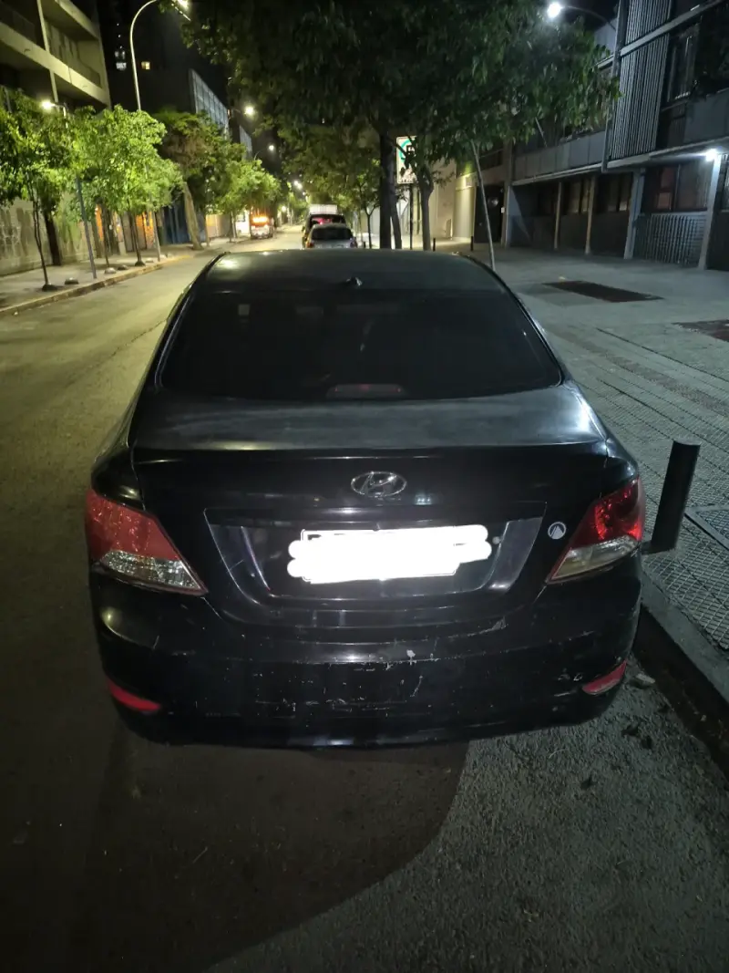 Auto Hyundai negro en buen estado - 4