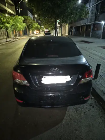Auto Hyundai negro en buen estado - miniatura 4