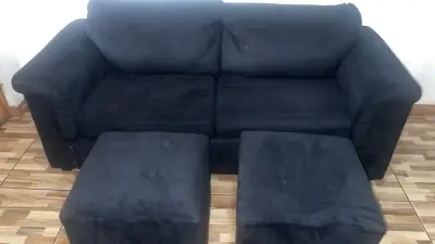 Sofá negro con 2 puff en buen estado - miniatura 1