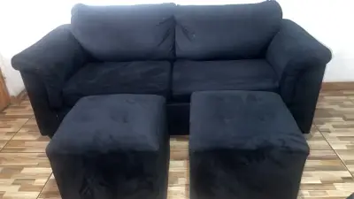 Sofá negro con 2 puff en buen estado - miniatura 3