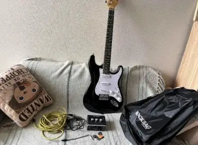 Guitarra eléctrica negra con funda y tarjeta - miniatura 1