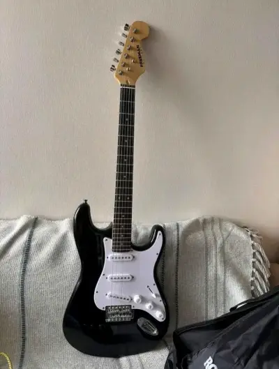 Guitarra eléctrica negra con funda y tarjeta - miniatura 2