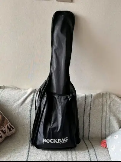 Guitarra eléctrica negra con funda y tarjeta - miniatura 3