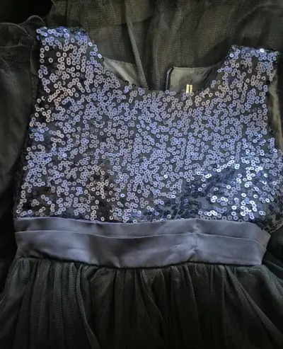 Vestido de fiesta azul con lentejuelas para niña - miniatura 4