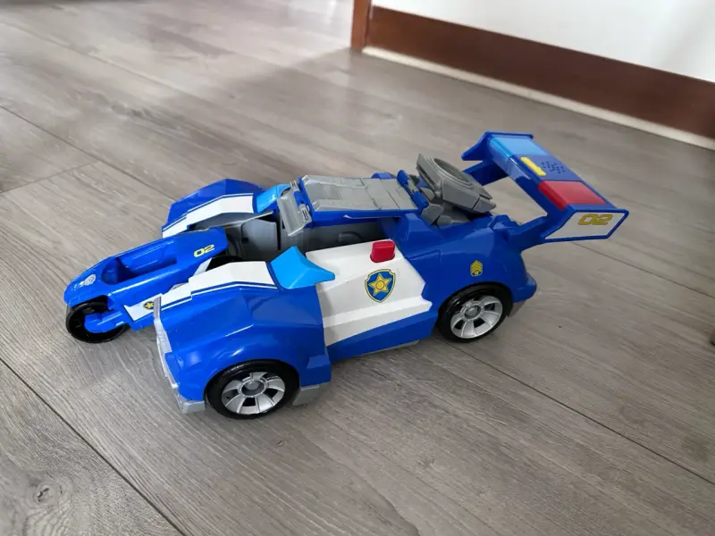 Auto de juguete transformable azul y blanco - 2