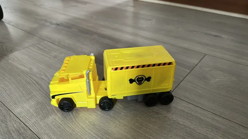 Camión de juguete amarillo con remolque - 1