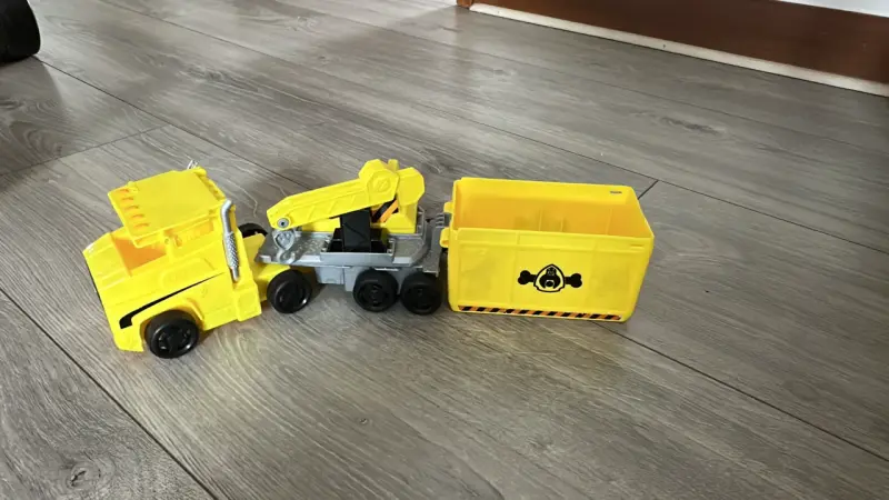Camión de juguete amarillo con remolque - 2