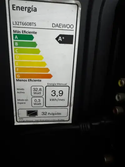 Televisor marca daewoo con control remoto - miniatura 2