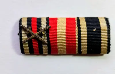 Medalla de cinta militar con espadas cruzadas - miniatura 1