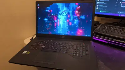 Laptop ASUS ROG para gaming con pantalla grande - miniatura 1