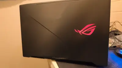 Laptop ASUS ROG para gaming con pantalla grande - miniatura 3
