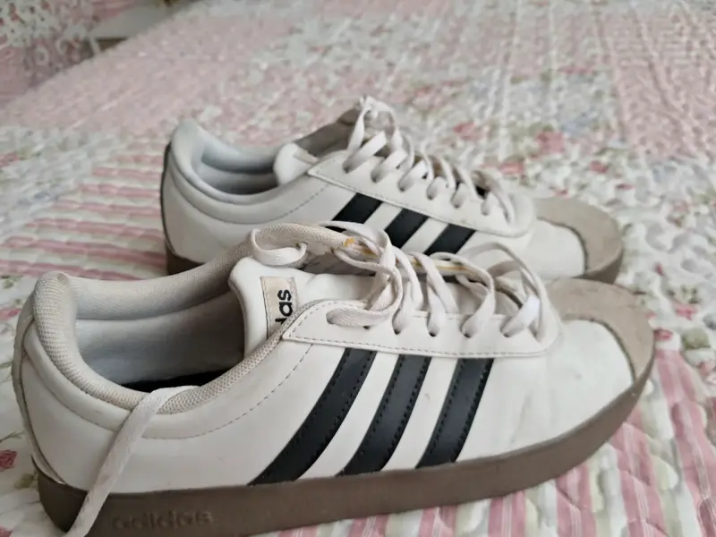 Zapatillas deportivas Adidas blancas con rayas negras - 1
