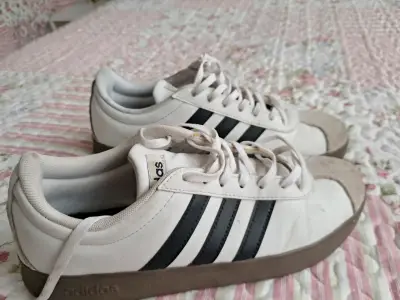 Zapatillas deportivas Adidas blancas con rayas negras - miniatura 1