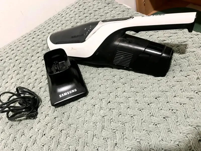 Aspiradora de Mano Samsung con Base de Carga - 2