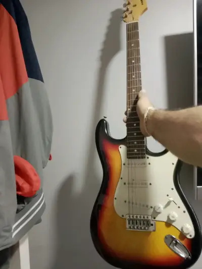 Guitarra eléctrica estilo Stratocaster sunburst - miniatura 1