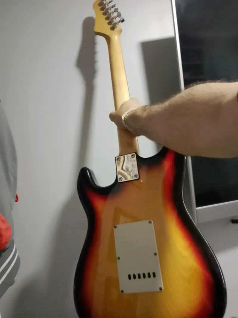 Guitarra eléctrica estilo Stratocaster sunburst - 3