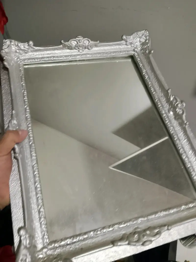 Espejo decorativo con marco plateado