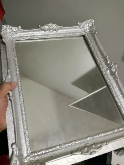 Espejo decorativo con marco plateado - miniatura 1