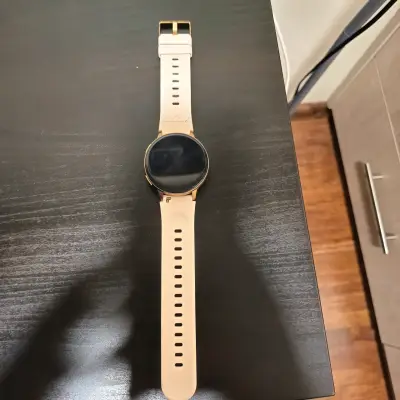 Smartwatch dorado con correa rosada - miniatura 1