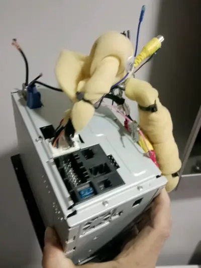 Pantalla táctil para auto con cables incluidos - miniatura 3