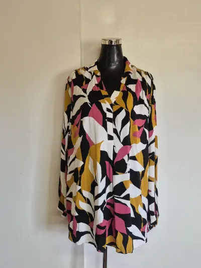 Blusa estampada multicolor talla 50 - miniatura 1