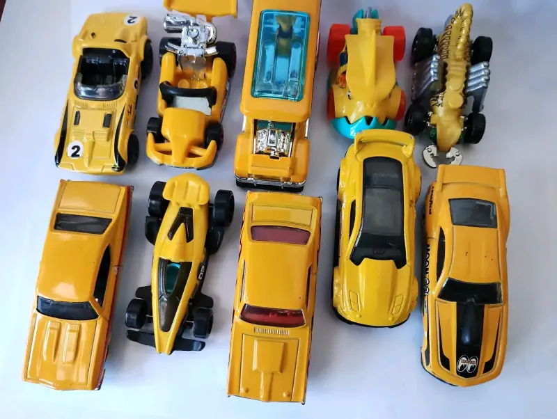 Set de autos hot wheels amarillos variados - 1