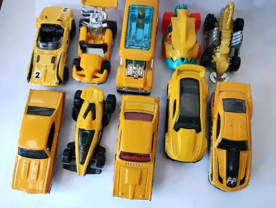 Set de autos hot wheels amarillos variados - miniatura 1