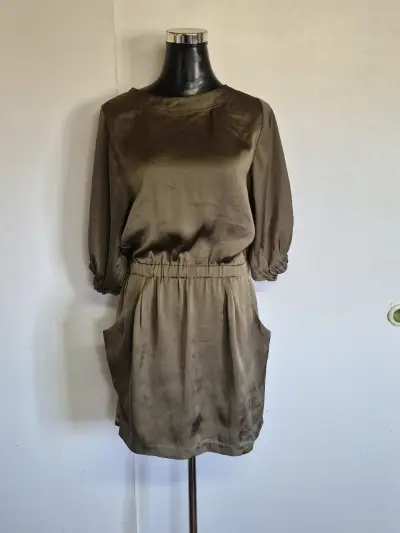 Vestido corto de satén color marrón - miniatura 1