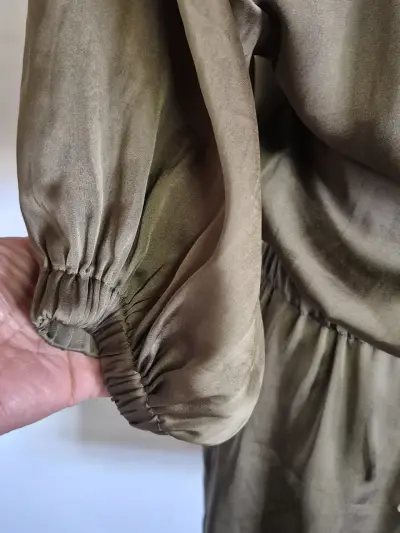 Vestido corto de satén color marrón - miniatura 3