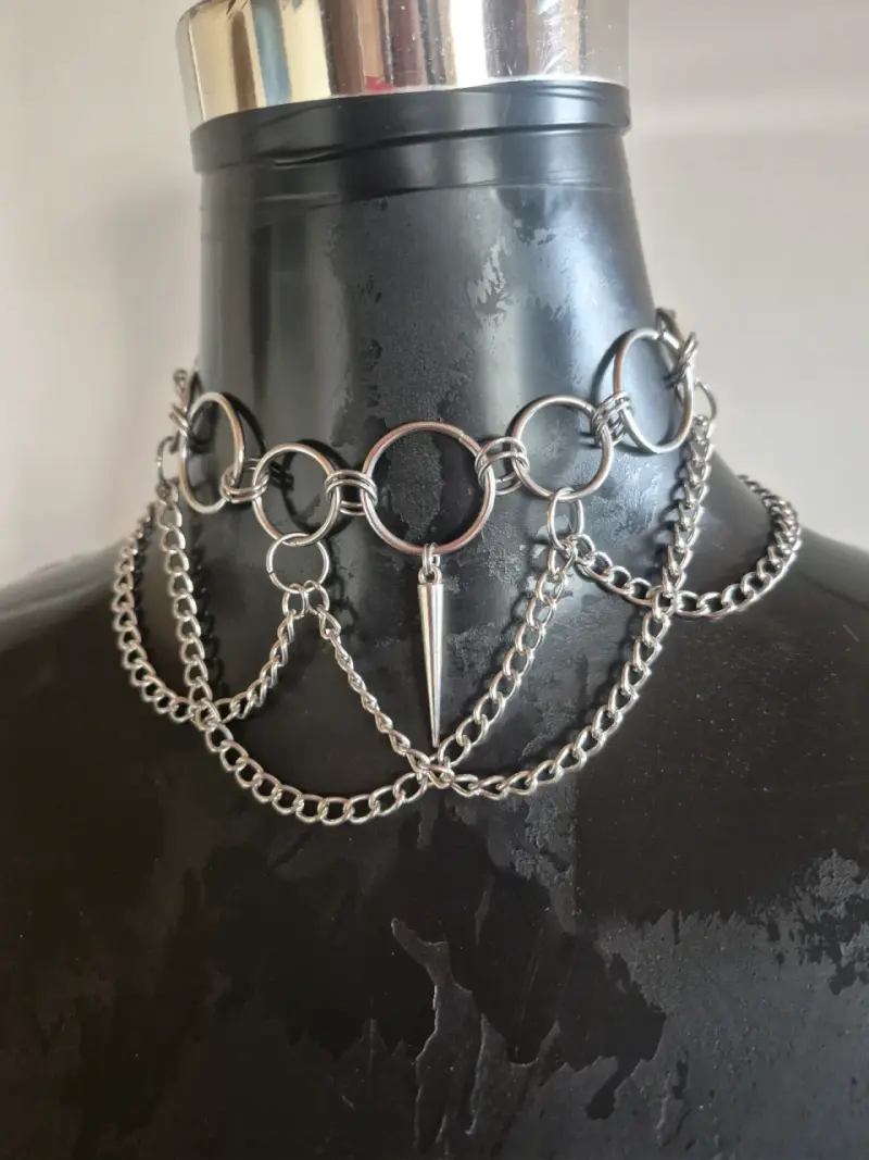 Collar de cadena con aros y pinchos estilo punk - 4