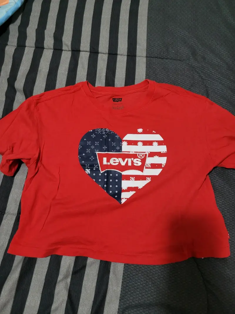 Polera Roja Levi's con Diseño de Corazón
