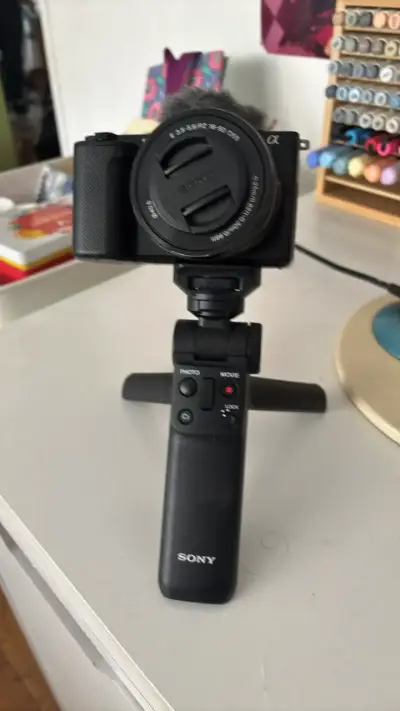 Cámara Sony con trípode y micrófono - miniatura 1
