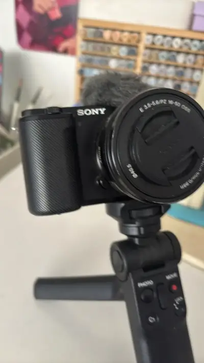 Cámara Sony con trípode y micrófono - miniatura 2