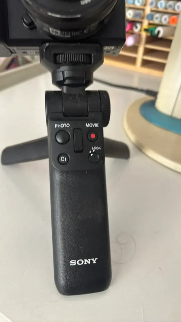 Cámara Sony con trípode y micrófono - 3