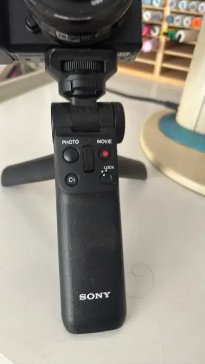 Cámara Sony con trípode y micrófono - miniatura 3