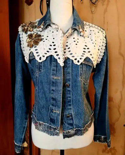Chaqueta de mezclilla con encaje y bordado floral - miniatura 1