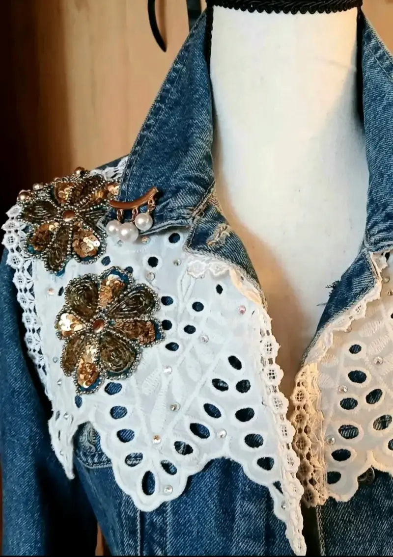 Chaqueta de mezclilla con encaje y bordado floral - 3